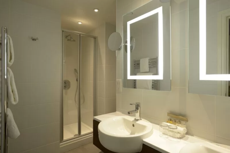 Deluxe Bathroom