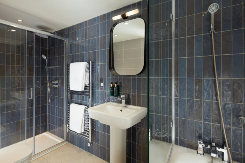 Deluxe Twin Bathroom
