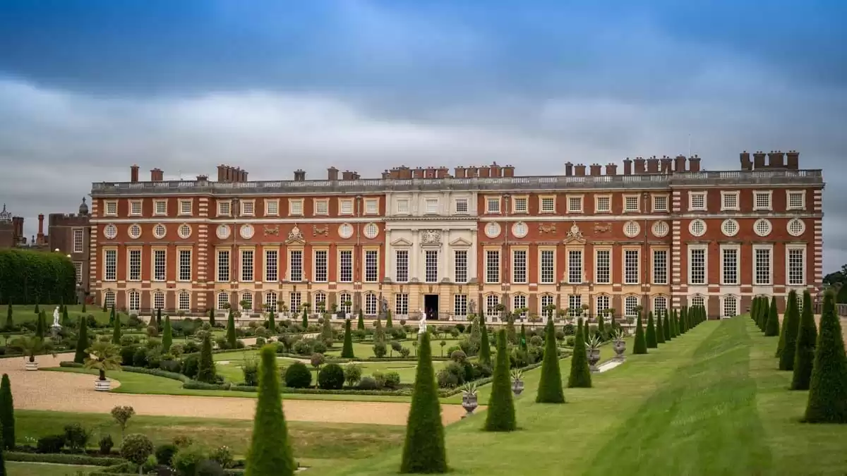 Hotel Near Hampton Court Palace. Just 3 miles away.