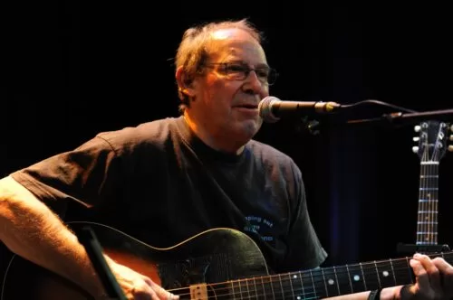 Dave Kelly performing at The Lensbury